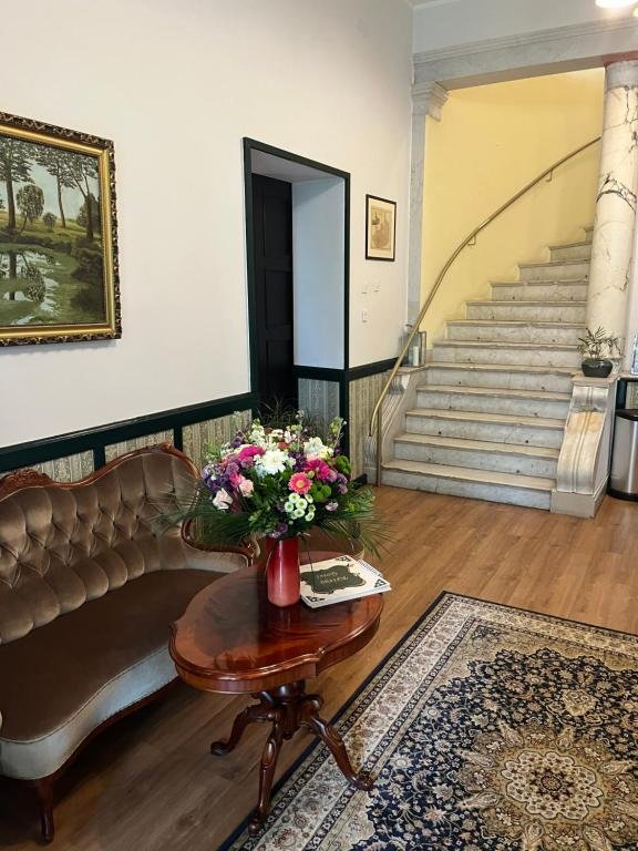 Hol Pałacu Victoria z zabytkowymi schodami